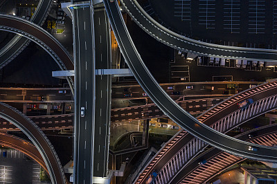 复杂交叉公路夜景。