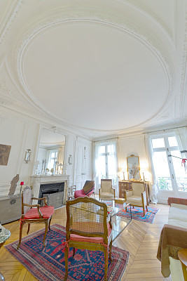 巴黎公寓里的老式客厅