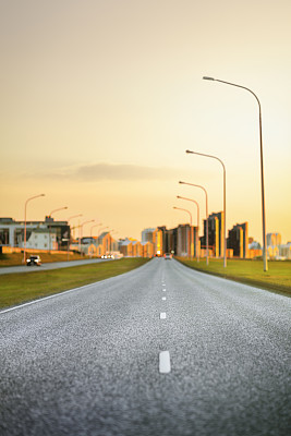 通往冰岛城市的沥青公路