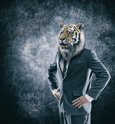 人形虎头撞西装商人