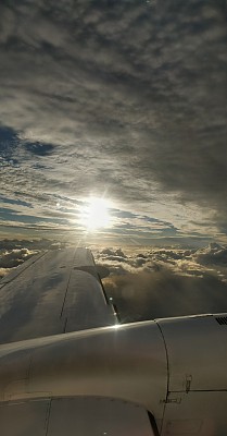 一架小飞机从云和天空中飞过