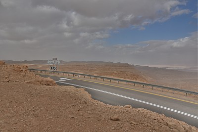 沙漠道路从地面看，HDR