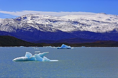 阿根廷湖上的冰山和巴塔哥尼亚乌普萨拉冰川附近的浮冰