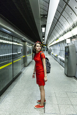 穿红衣服的女人在地铁站等车