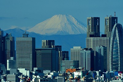 富士山和东京的天际线:白天和黑夜