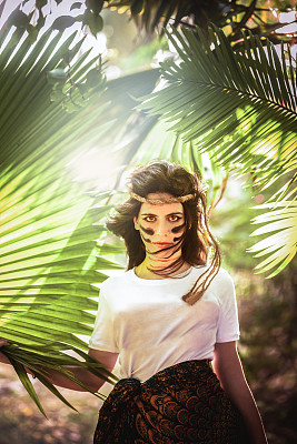 热带森林里的美女肖像