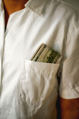 卫生保健行业的腐败，医生收受大量美元钞票作为贿赂。