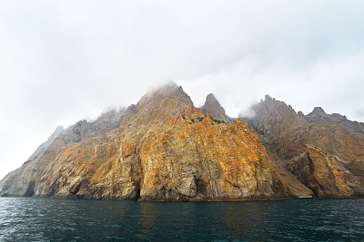 落基山脉海岸，卡拉达火山，多云的天空，大雾，克里米亚