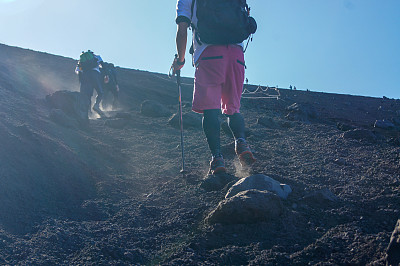 人们在富士山徒步旅行
