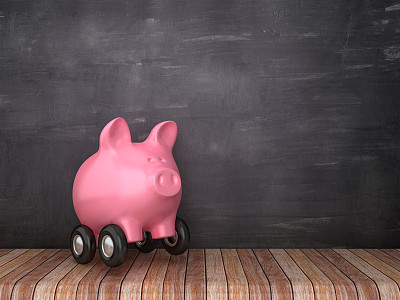 小猪银行在轮子上的房间-黑板背景- 3D渲染