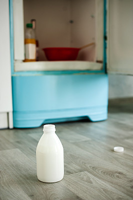 打开冰箱背景上的一瓶酸奶