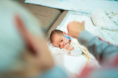 奶奶给新生婴儿喂奶嘴