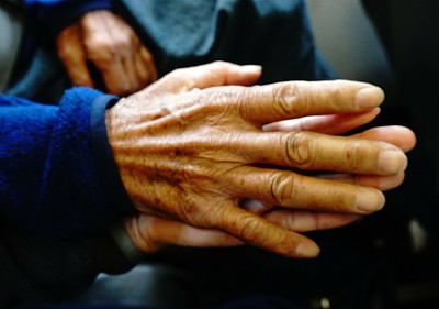 牵手-爱，关怀和深情的老年夫妇-爱是每天