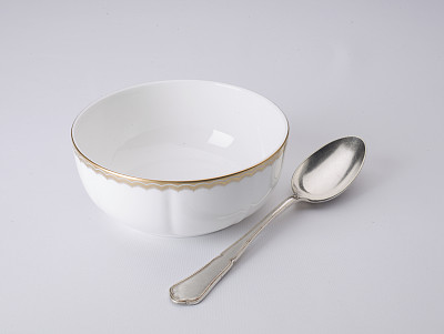 白色背景上的空白瓷碗和勺子
