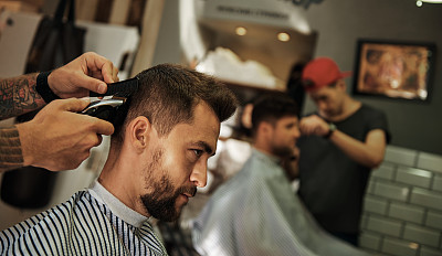一名男子正在一家老式理发店里理发