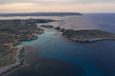 日出在马耳他群岛海峡-戈佐，科米诺，蓝礁湖和马耳他可见。无人机空中拍摄