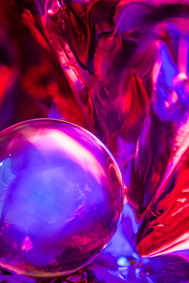 彩色全息背景下的玻璃球抽象镜头