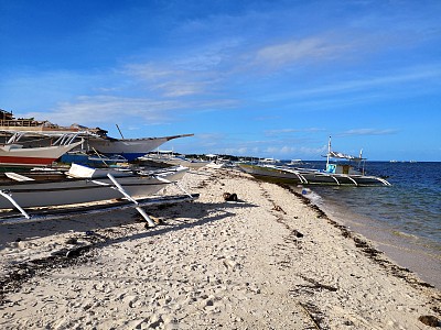 菲律宾，马拉帕斯夸岛，邦蒂海滩上的舷外支架