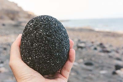 圣托里尼岛典型的黑色火山岩