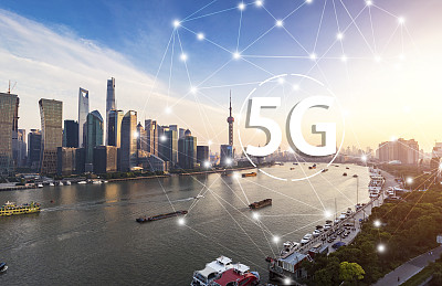 5G网络无线系统和物联网与现代城市天际线。