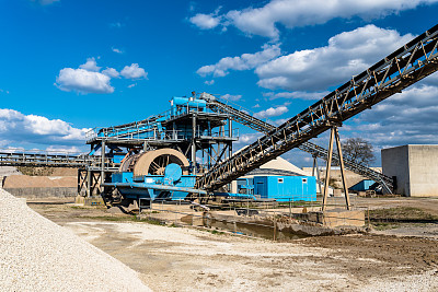 某工业水泥厂用于蓝天运输皮带输送碎石、废料的机器。