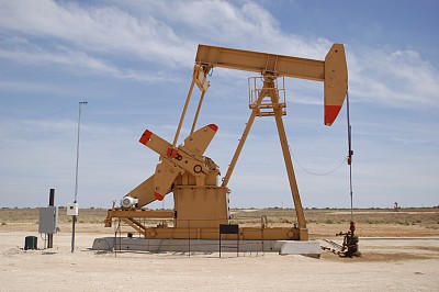 德克萨斯州米德兰附近的二叠纪盆地油田的抽油机