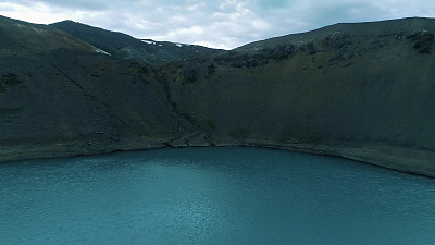 蓝绿色的火山口湖