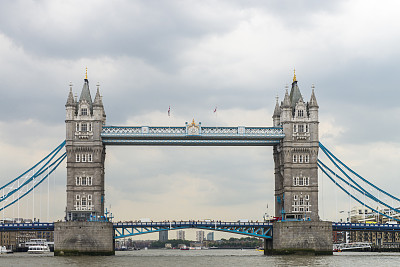 前视图的塔桥在泰晤士河上的伦敦市，英国，英国。