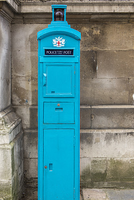在英国伦敦市，一部老式的警察免费电话已经停止使用。