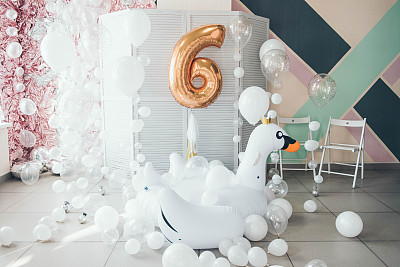 生日照片区与白色气球和充气巨型白天鹅。金色数字6 6充气气球。