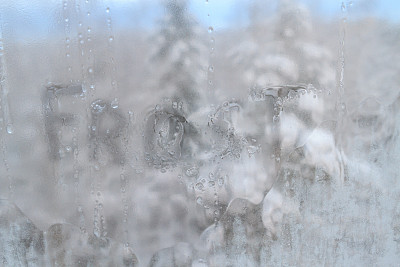 铭文霜冻在寒冬的窗户上