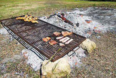 非常适合搭配鸡肉,香肠,猪肋排,牛排的烧烤 非常适合搭配鸡肉,香肠,猪肋排,牛排的烧烤