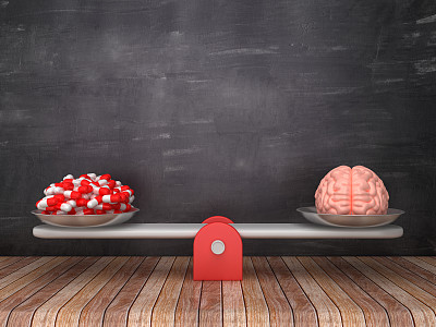 跷跷板尺度与人类的大脑和药丸在黑板背景- 3D渲染