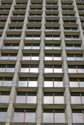有许多相同窗户的摩天大楼的玻璃立面。