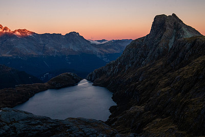 无名湖上的日落，抱负山国家公园