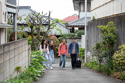 游客去旅馆