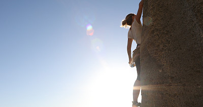 一名女性登山者正在攀登岩壁