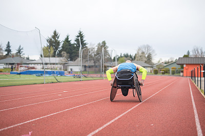 适应性运动员在他的比赛轮椅上训练
