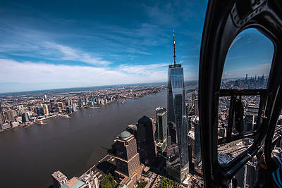 从直升机窗口俯瞰曼哈顿下城和世界贸易中心一号大楼
