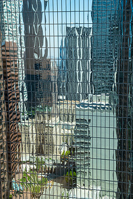 洛杉矶市中心摩天大楼上扭曲的倒影