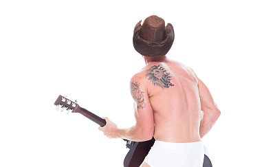 性感牛仔在内衣里弹吉他的后视图
