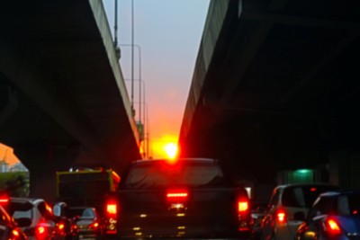 模糊了道路城市上的交通拥堵，模糊了道路城市上的交通拥堵的黄昏和日落背景