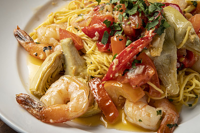 意大利餐厅的食物，虾和洋蓟意大利面