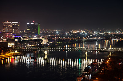 多瑙河上的布拉迪斯拉发桥的夜间鸟瞰图，从SNP桥上看。斯洛伐克。
