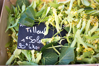 法国普罗旺斯:市场上的蒂勒茶(菩提树叶/花)