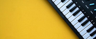 关闭停止视图的电子键盘音乐设备上的黄色背景与copyspace AD你的文本和内容的设计概念