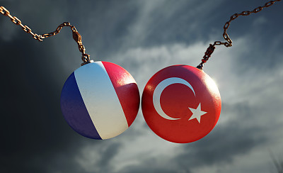 破坏球纹理与法国和土耳其国旗在黑暗的暴风雨的天空