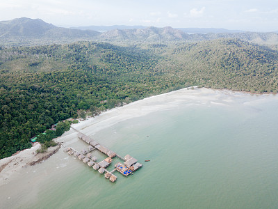 岛上度假屋上空的航拍照片