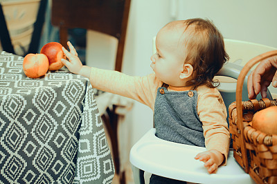 可爱的小男孩在吃苹果