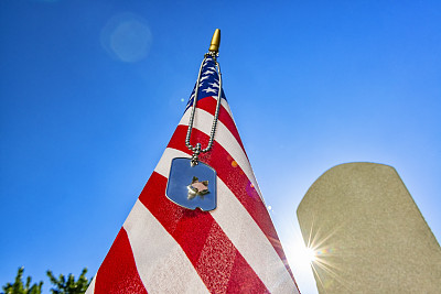 这是在阵亡将士纪念日的老兵墓碑前的美国国旗上的特写